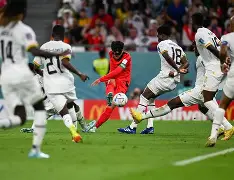 足球热火朝天，球员们拼尽全力在比赛中奋勇争先(足球比赛即将拉开帷幕队员们发出海誓山盟立志夺冠)